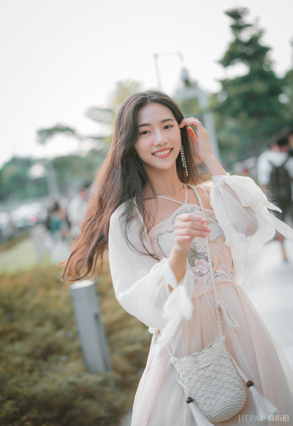 吊带裙抹胸美女优雅气质撩人写真图片