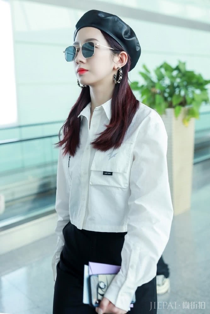 美女明星孟美岐穿白衬衫配高腰裤,机场街拍霸气又显瘦