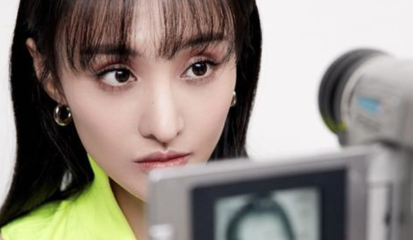 郑爽再次刷新热搜,形象对比以往变化大,网友:她的鼻子怎么了?
