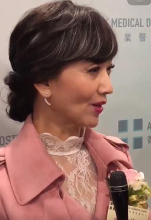 大龄女明星颜值现状，蔡明脸僵了刘嘉玲腰像水桶，许晴算自然老？