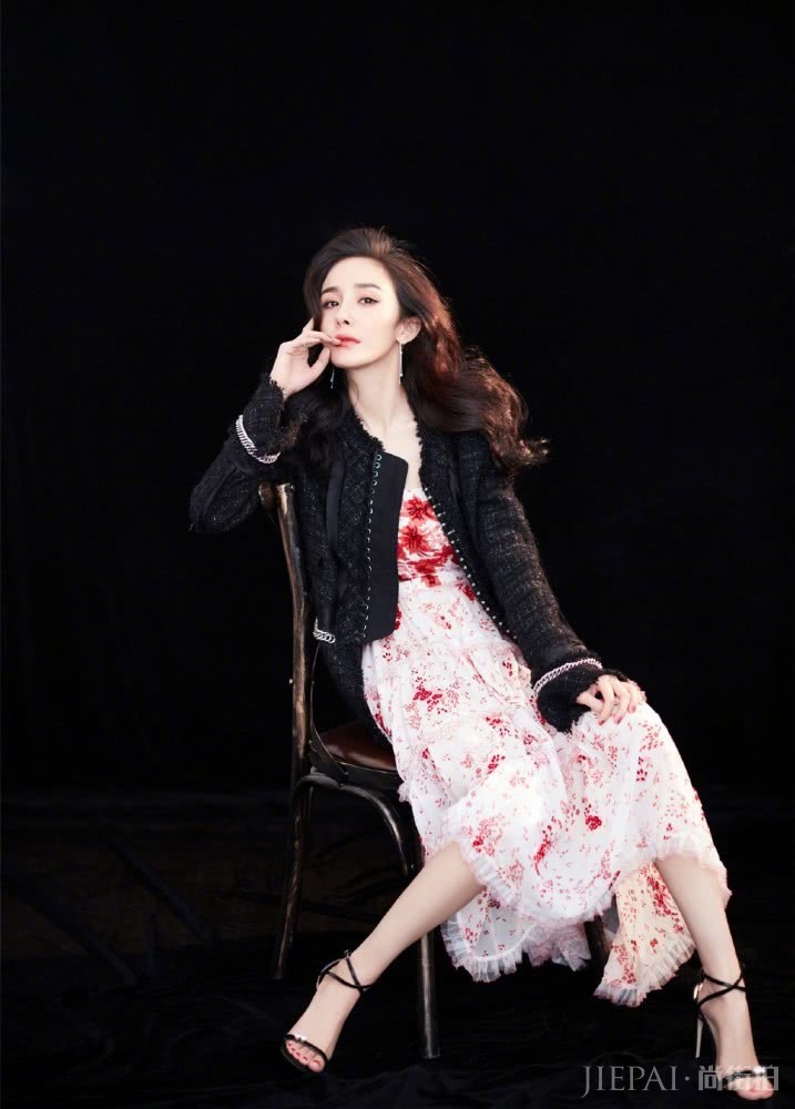 杨幂新发型配粉色轻纱裙现身活动,清纯甜美重回18岁