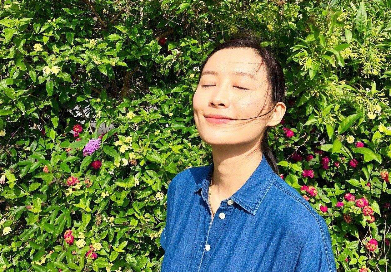 她因选美比赛被TVB签下,嫁入豪门后被抛弃,如今嫁给了法国人