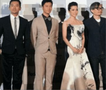 当黄晓明站在苏有朋身边，网友笑称：是我见过最惨烈的合照现场