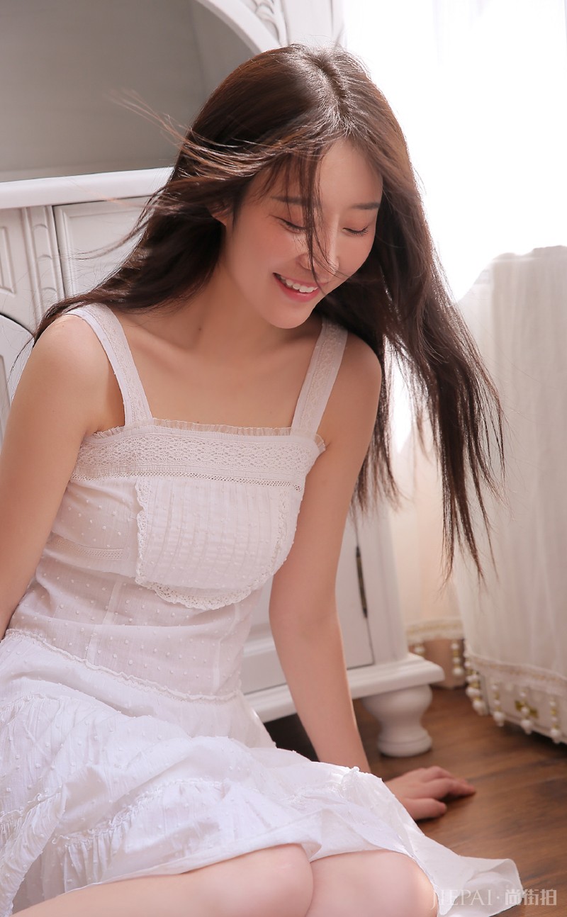 白色吊带裙长发美女性感诱惑写真图片