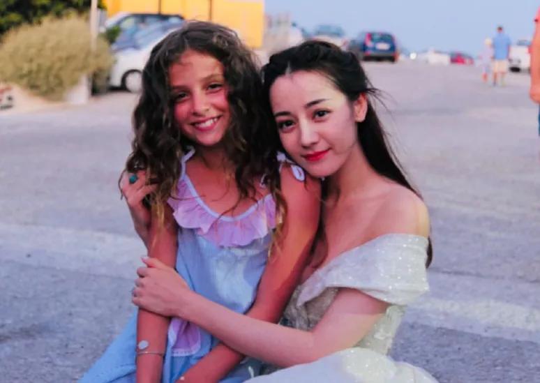 赵今麦意外撞脸迪丽热巴,换上同款“泡面头”,美到有点不敢认