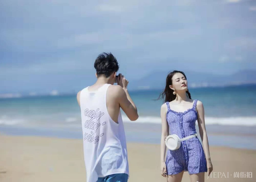 徐璐与张铭恩三亚游玩,穿吊带碎花裙甜美,还与关晓彤撞款不撞色