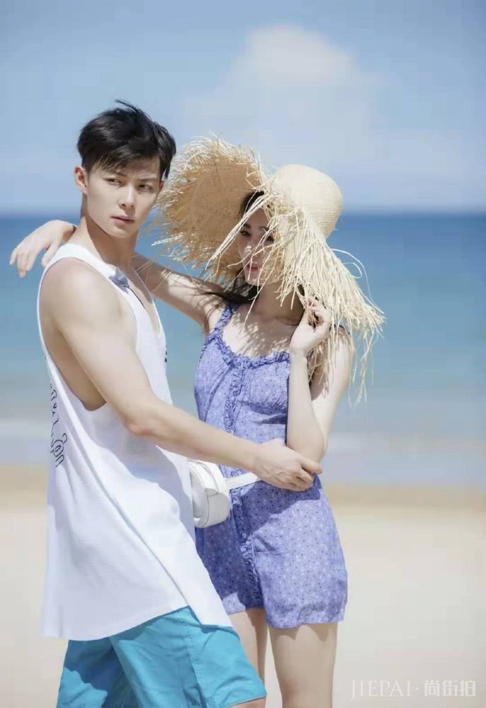 徐璐与张铭恩三亚游玩,穿吊带碎花裙甜美,还与关晓彤撞款不撞色