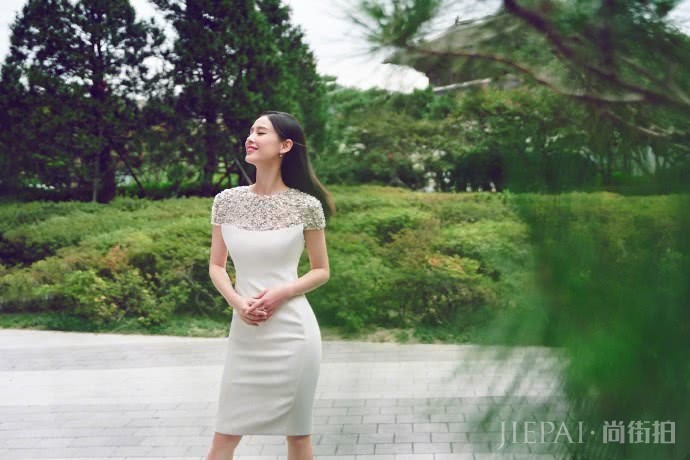 黄圣依钻石白裙优雅万千，完美侧颜相当吸睛