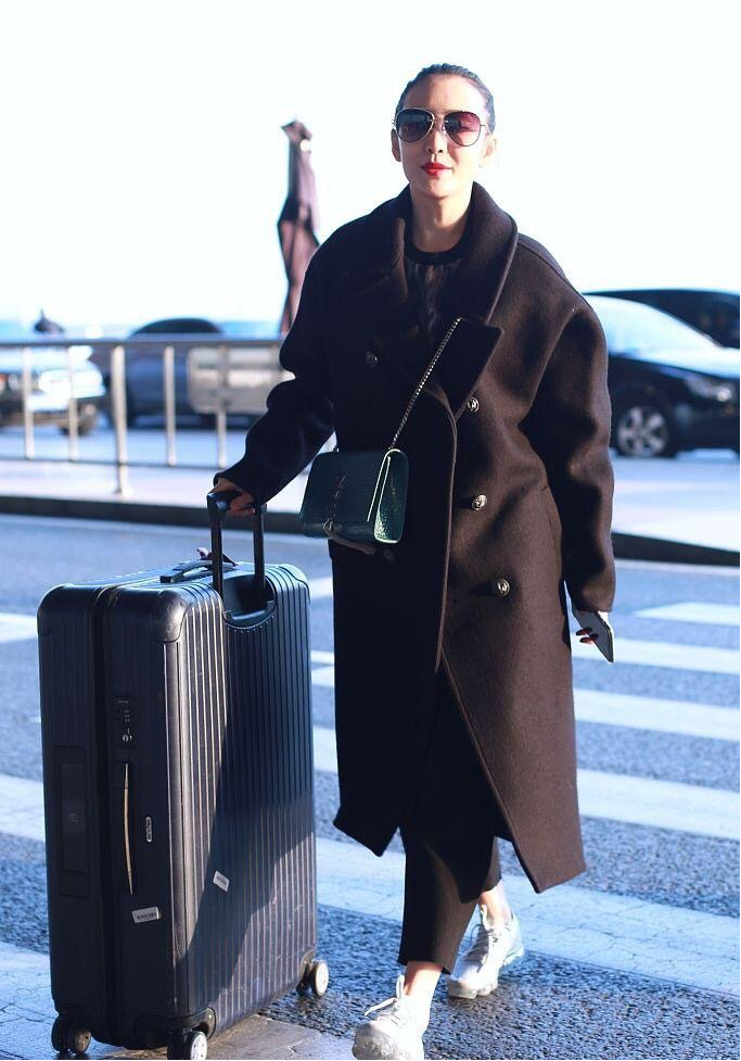 秋季学王鸥穿搭，用棕色外套搭配白色上衣短裤太高级