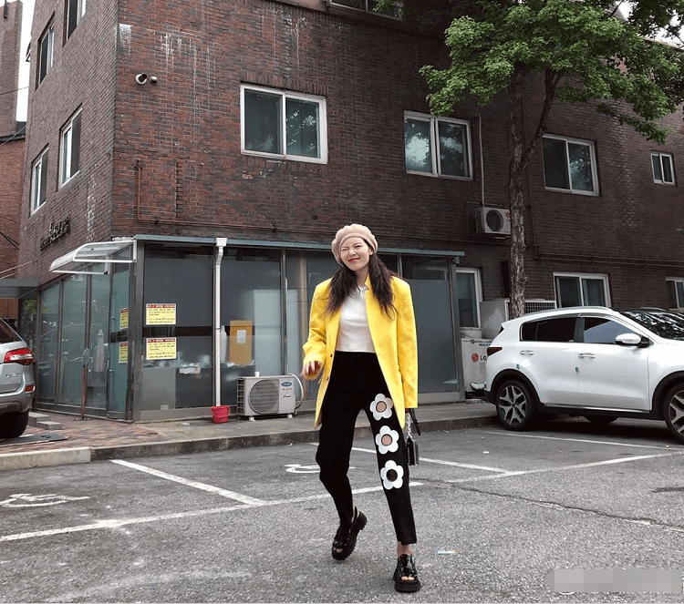 金泫雅晒黄色西装却被“花心裤”抢镜，网友跪求同款