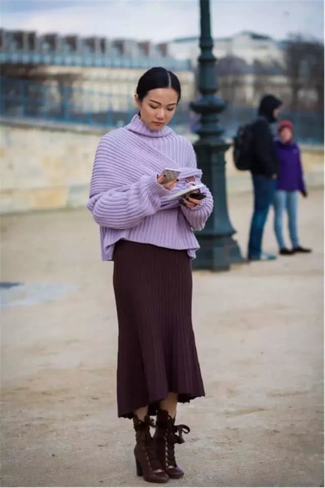 欧美街拍：今年流行的是“插秧靴”，穿上时尚还显高