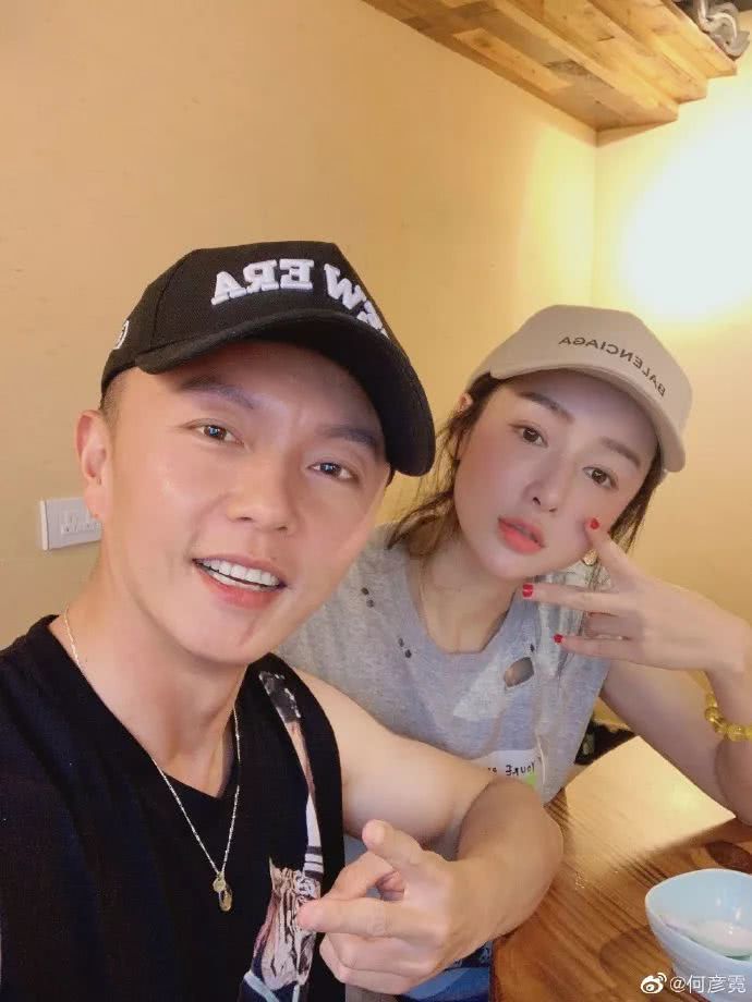 圣姑何彦霓生活照清新自然，穿搭休闲时尚