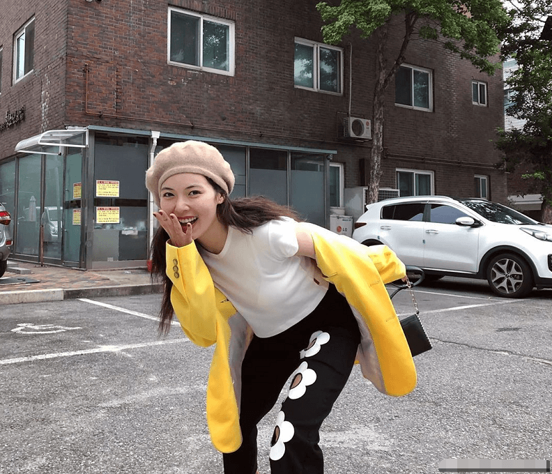 金泫雅晒黄色西装却被“花心裤”抢镜，网友跪求同款