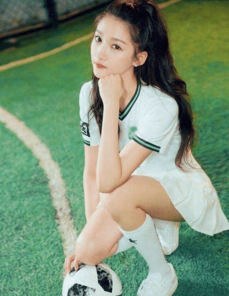 “收费站女神”因撞脸关晓彤爆红,一夜涨粉300万,确定不本人?