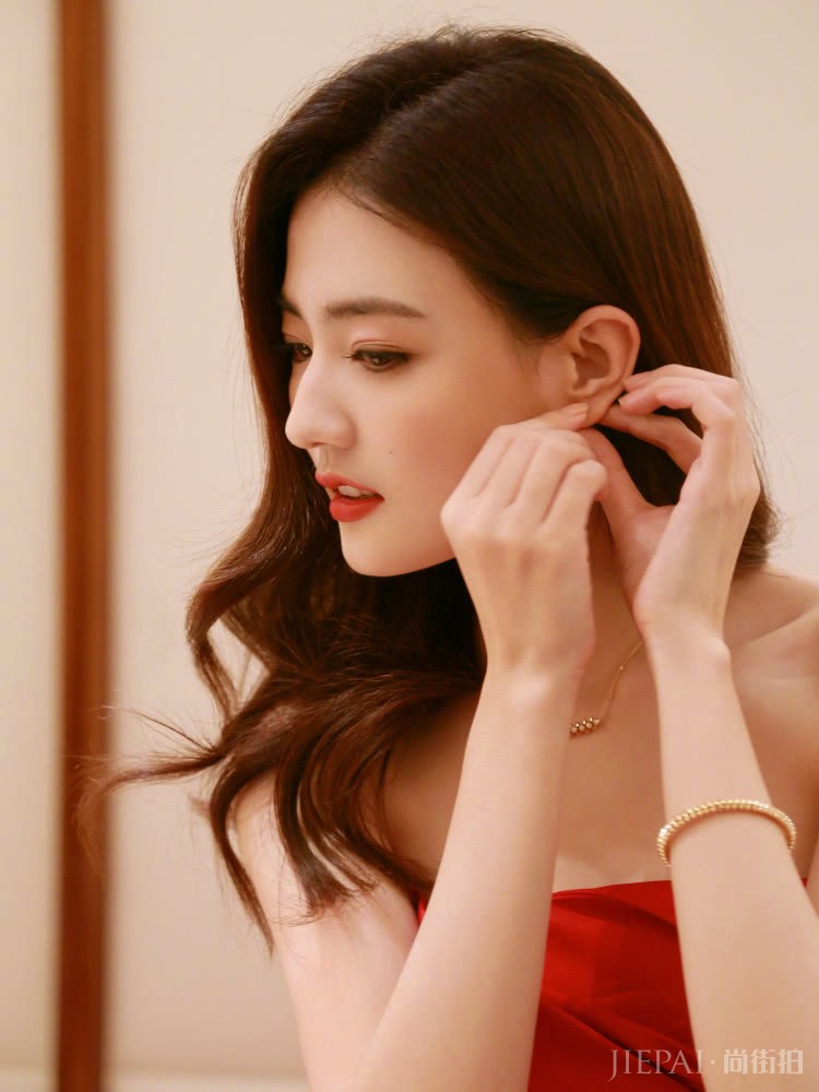 徐璐身穿一袭抹胸礼服，恋爱后越发性感！