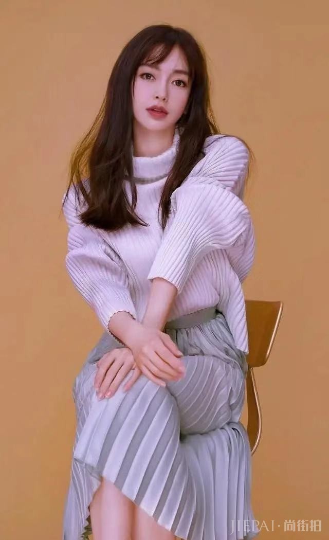 杨颖近照曝光,把脚放在板凳上,简直美到极致。