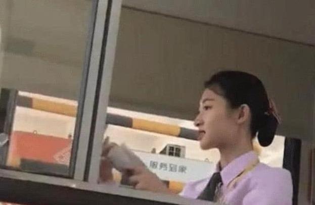 “收费站女神”火了,一夜涨粉300万,网友:关晓彤开小号了?