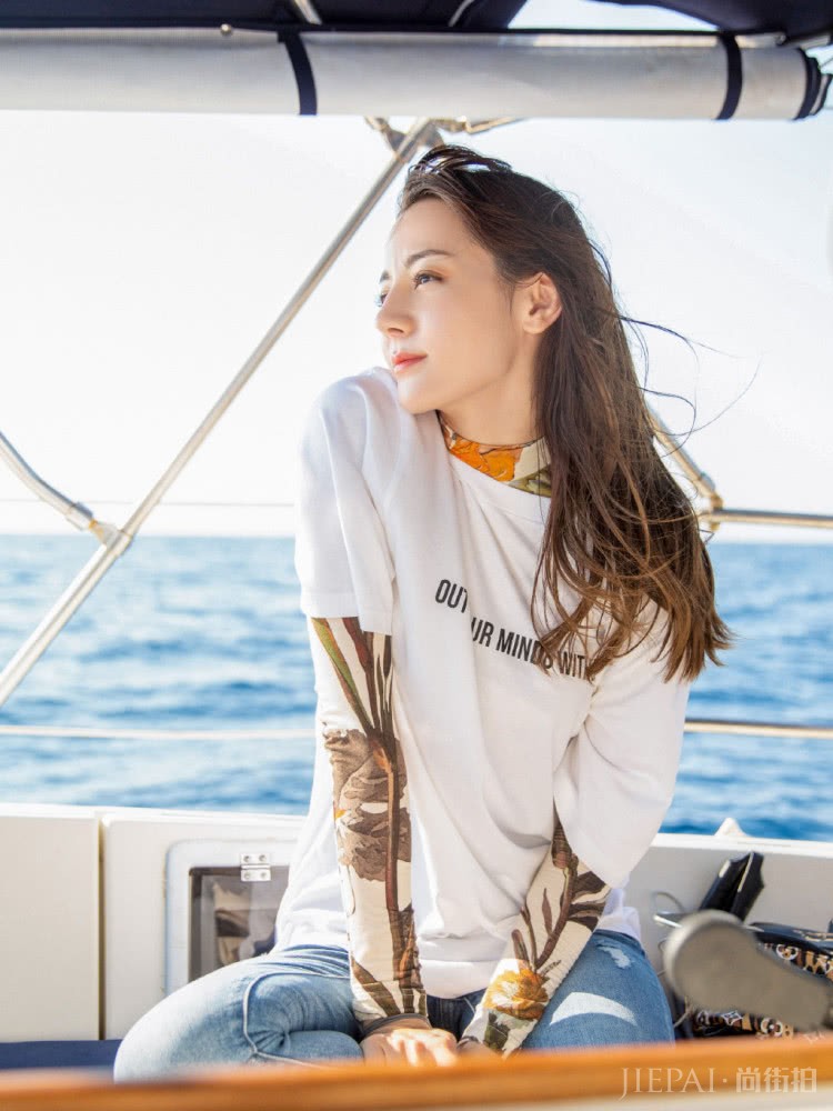 迪丽热巴变心机GIRL,穿一件打底衫,烂大街的白T也很好看