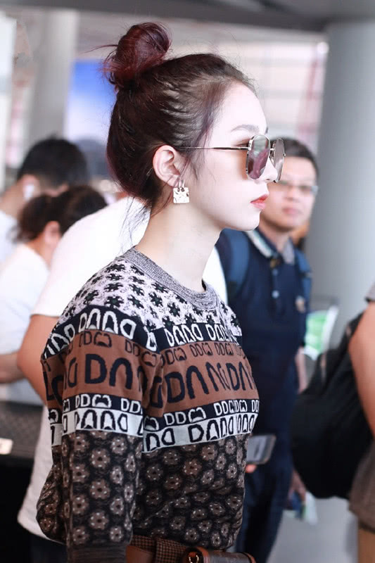 孟美岐穿咖啡色工装裤搭小皮鞋，看完大秀更时髦了！