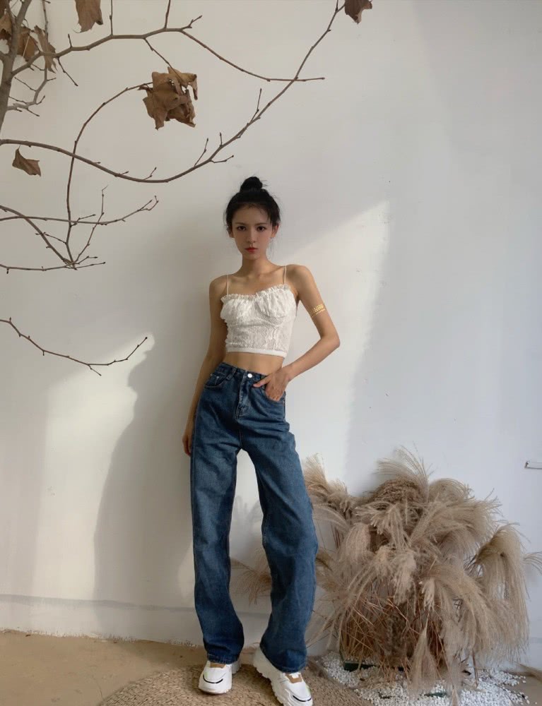 张予曦穿宝石蓝修身长裙配高跟鞋，戴大耳环优雅迷人