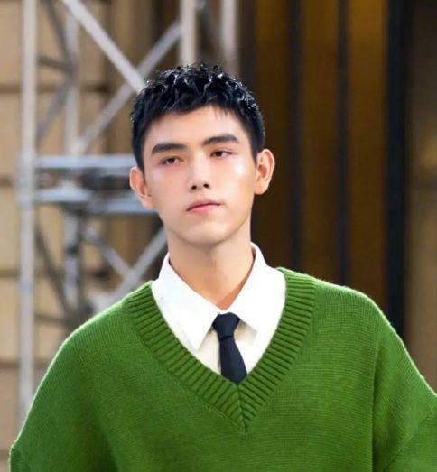 时装周女明星生图：郑爽瘦到眼睛凹陷，沈月玩突破，孟美岐成路人