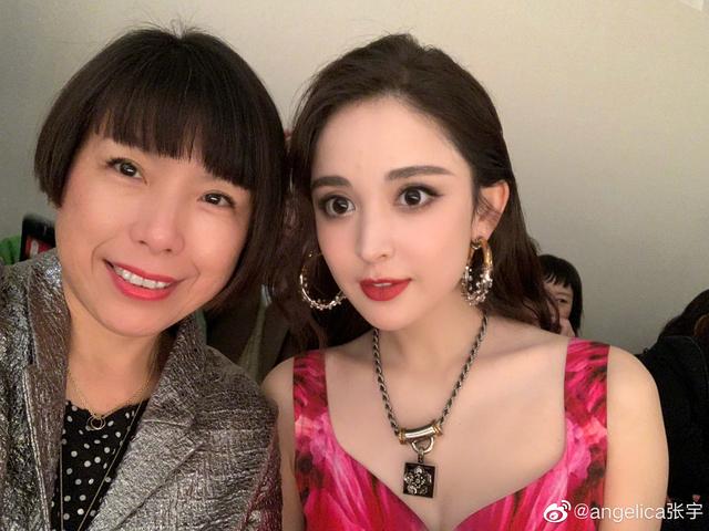 中国女星时装周外媒图：娜扎起痘痘，热巴像孕妇，她成全场最佳