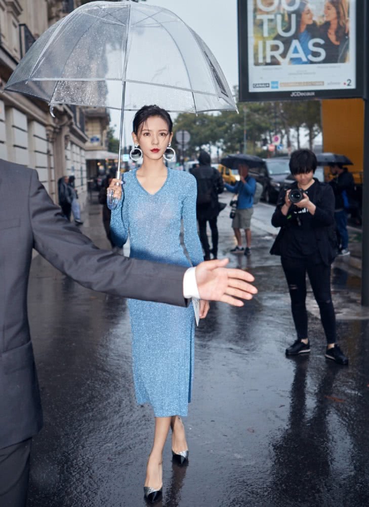 张予曦穿宝石蓝修身长裙配高跟鞋，戴大耳环优雅迷人