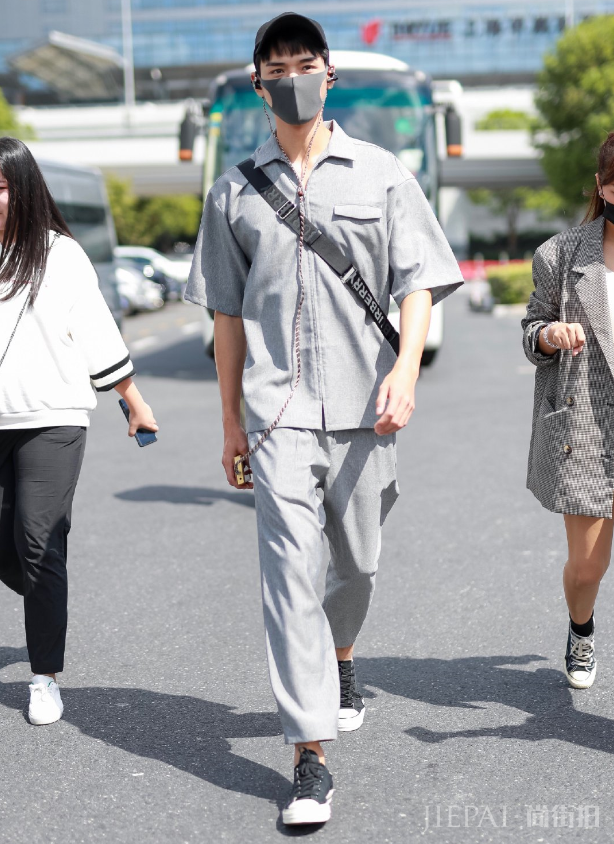 穿着睡衣出门的龚俊清新又时尚,这个男孩眼里会发光