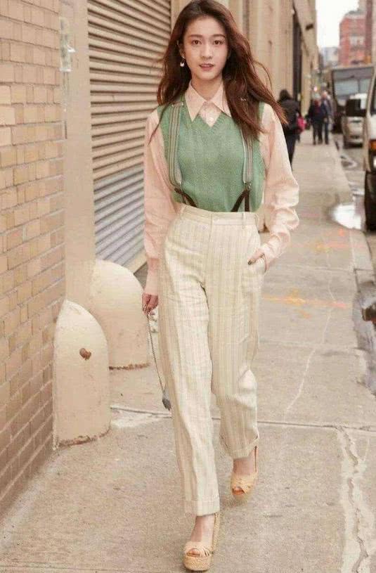 张雪迎穿复古风长裙优雅大气，配丸子头气质绝了！