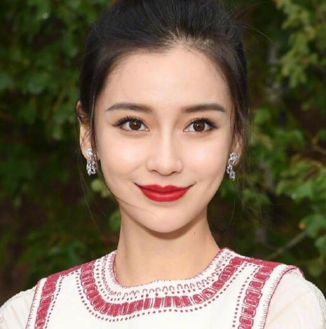 时装周女明星生图：郑爽瘦到眼睛凹陷，沈月玩突破，孟美岐成路人