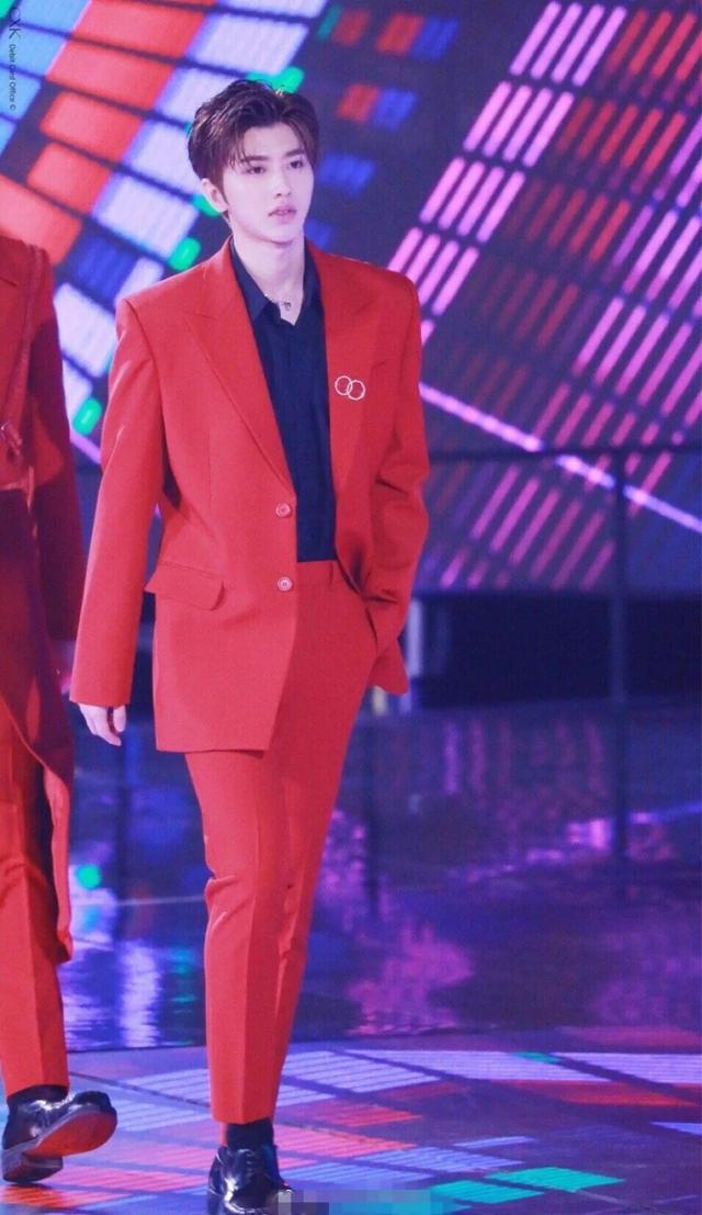 明星穿中国红谁最帅？肖战成儒雅公子，王一博炫酷，张艺兴最大胆