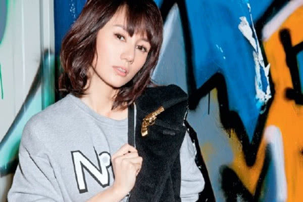 中国机长中的五位空姐,中戏北电毕业的各有两位,而她非科班出身