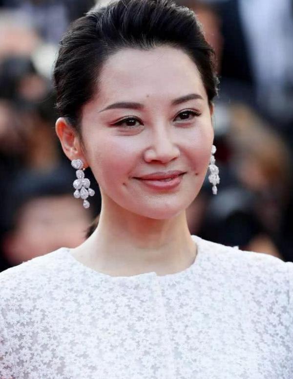 大龄女明星颜值现状，蔡明脸僵了刘嘉玲腰像水桶，许晴算自然老？