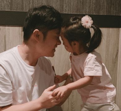 陈赫玩着游戏被女儿关电脑，嘟囔了3个子，网友：“女儿奴”！