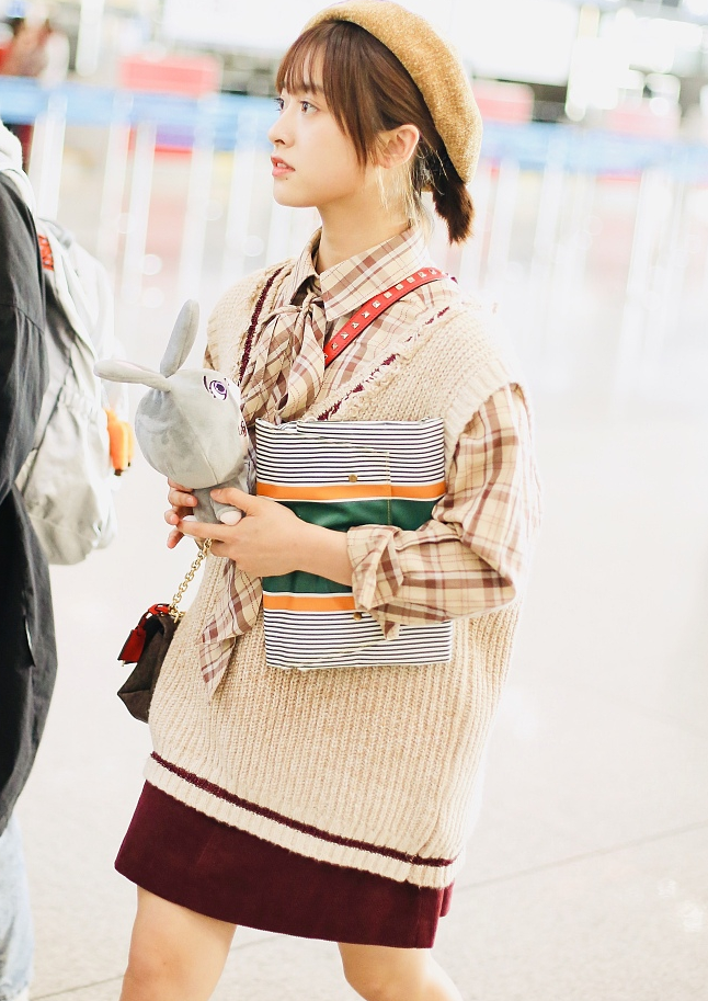 沈月示范秋日文艺穿搭,戴贝雷帽配衬衫小短腿超能穿