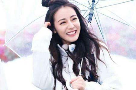 1543277200401069.jpg 迪丽热巴钟爱苹果头造型,各种场合都让你甜美无比