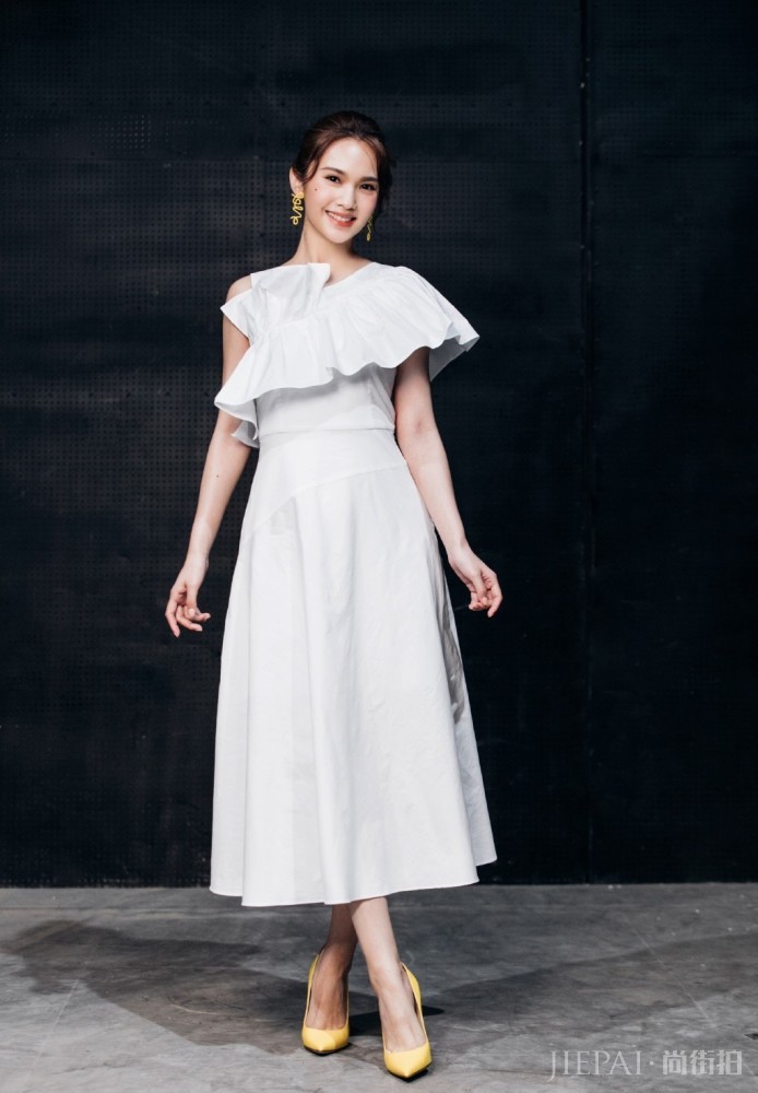 杨丞琳穿个性白衬衣配嫩黄色阔腿裤，说她18岁都嫌大