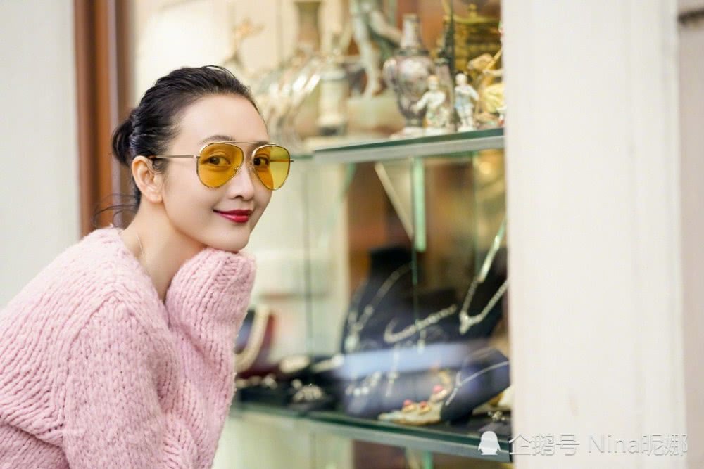 王鸥扎丸子头穿粉色比杨幂还嫩，37岁美过18岁小朋友