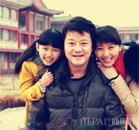 与潘长江搭档走红，和大10岁老公恩爱多年，继女和儿子关系密切