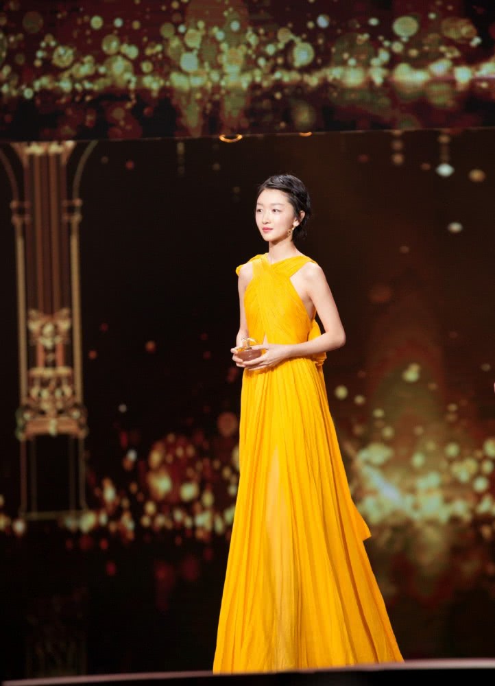 周冬雨穿1万6的风衣提1万5的包，似大佬出街超个性