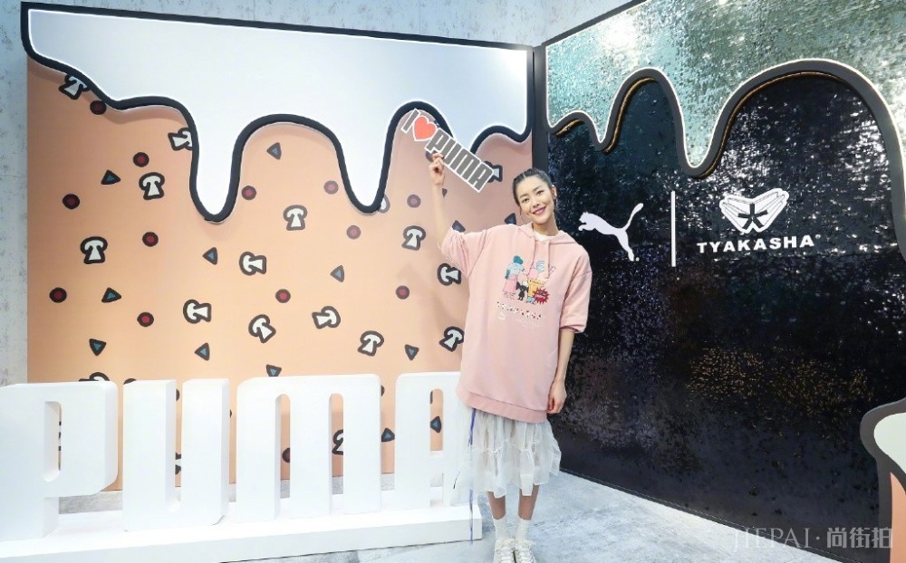 刘雯穿针织衫配牛仔裤，转身露“巴掌腰”抢镜十足