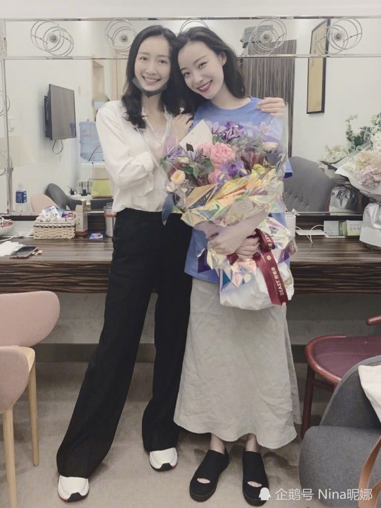 王鸥扎丸子头穿粉色比杨幂还嫩，37岁美过18岁小朋友