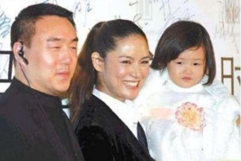 她是中国第一美女,与大15岁导演闪婚,被小三插足后种地为生