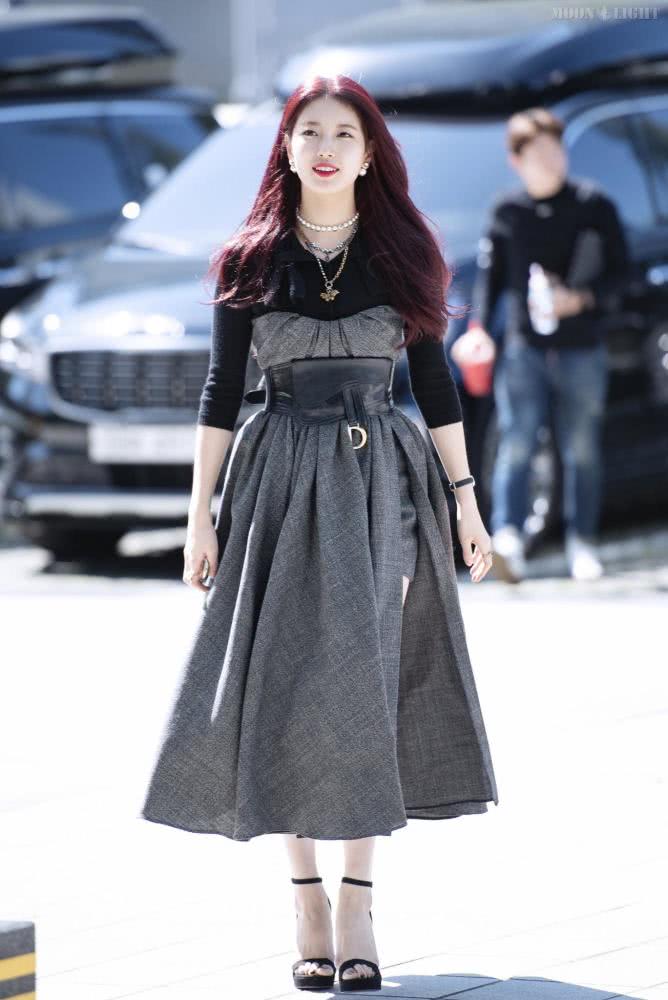 裴秀智减肥成功？穿过膝靴出席活动瘦成筷子腿