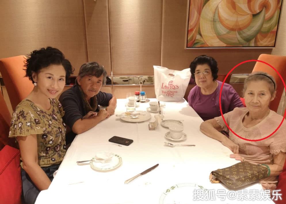 叶倩文庆祝58岁生日,和90岁老母亲一起露面,手捧鲜花真年轻