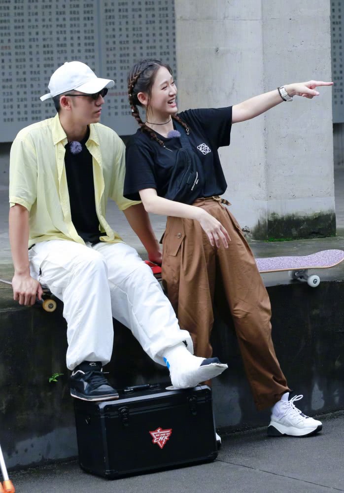 陈乔恩穿黄色衬衣配短裙,少女感十足