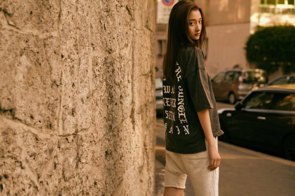 关晓彤私服短裤运动鞋穿出了大长腿,配黄色外套太时髦