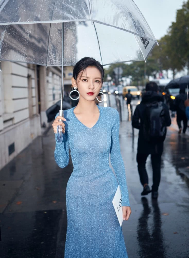 张予曦穿宝石蓝修身长裙配高跟鞋,戴大耳环优雅迷人
