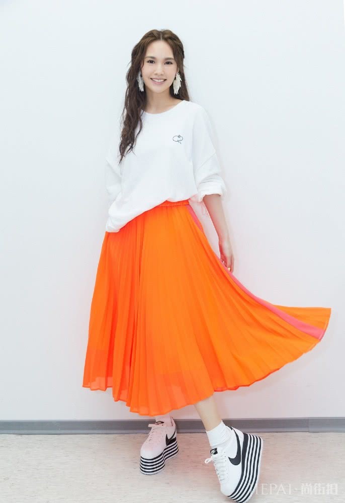 杨丞琳穿个性白衬衣配嫩黄色阔腿裤，说她18岁都嫌大