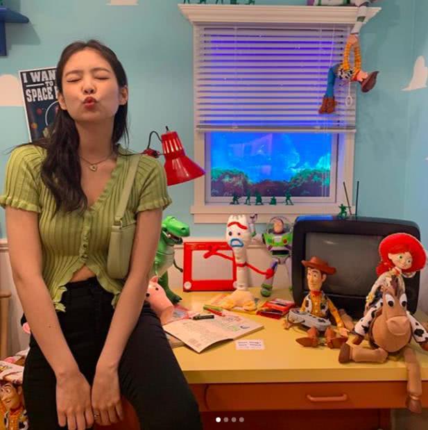 学Jennie的拍照套路,“坐着拍”不累还超好看!